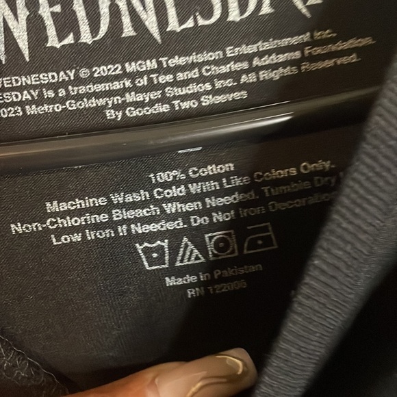 Hot Topic NWT Wednesday Dancing Frame Tee - Picture 5 of 5